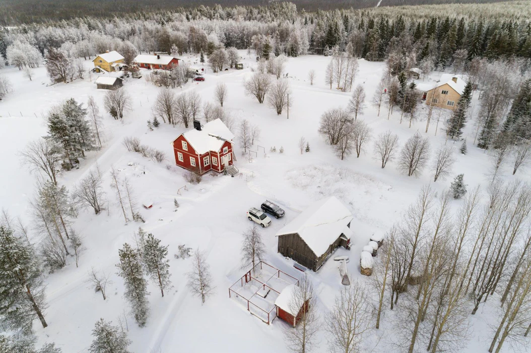 Suomussalmella ja Kainuussa moni kylä menetti merkittävän osan asukkaistaan 1960–70 -lukujen muuttoaaltoon. Nämä talot kuuluvat asuttuina pysyneisiin.