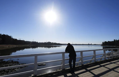 Ilmatieteen laitoksen mukaan lämpötila on maan etelä- ja keskiosissa kymmenen asteen tuntumassa tai sen yläpuolella. lämpimintä on sisämaa-alueilla lännessä. LEHTIKUVA / Vesa Moilanen
