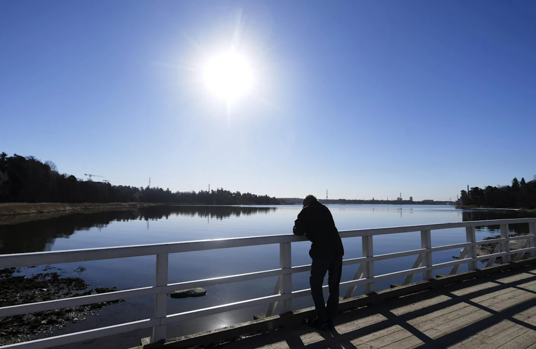 Ilmatieteen laitoksen mukaan lämpötila on maan etelä- ja keskiosissa kymmenen asteen tuntumassa tai sen yläpuolella. lämpimintä on sisämaa-alueilla lännessä. LEHTIKUVA / Vesa Moilanen
