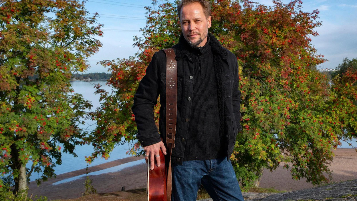 Mika Kuokkanen puhuu suorittamisen keskellä läsnäolon puolesta. Hän vertaa musiikin rauhallista kuuntelemista savusaunaan. "Sen löyly kietoutuu ympärille, jää iholle ja tatuoituu mielihyvänä tunteisiin."