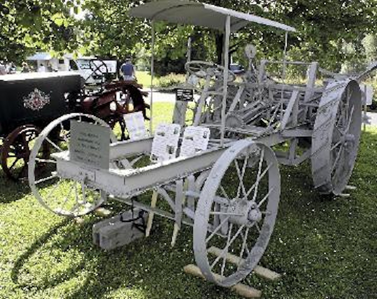 Pohjanmaalla on ikiajat tehty eteviä koneita. Legendaarinen Könnin kuokkamies mahtaa olla pelkkä kansantarina, mutta Autodigger-ojajyrsin on täyttä totta. Korsholmalaisen Isak Wahlstedtin vuonna 1913 tekemä jyrsin teki 1,2 metriä leveää ja 50 senttiä syvää ojaa parhaimmillaan kaksi kilometriä päivässä. Etevän koneen sarjatuotanto kaatui 6 000 markan hintaan, mikä oli sata vuotta sitten valtava summa. Tämä kone jäi ainoaksi kappaleeksi. Varta vasten Autodiggeriin tehty 4-sylinterinen ja 16-hevosvoimainen Wickström-moottori on aikojen kuluessa kadonnut, mutta muuten kone on säilynyt hyväkuntoisena. (Seinäjoki)