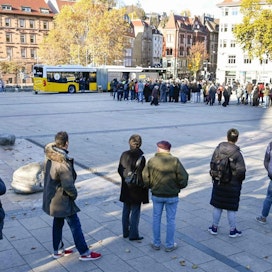 Koronatartuntojen ja -kuolemien määrä on viime päivinä kasvanut Saksassa rajusti. Kuvassa ihmisiä jonottamassa koronarokotukseen Stuttgartissa 9. marraskuuta 2021. LEHTIKUVA / AFP