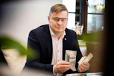 Vanhasta valokuvasta saattaa vielä nykyisinkin putkahtaa esiin aiemmin tuntemattomia näkymiä ja yhteyksiä karjalaiseen historiaan, sanoo äitinsä synnyinseudun kuvaa esittelevä Pertti Hakanen.