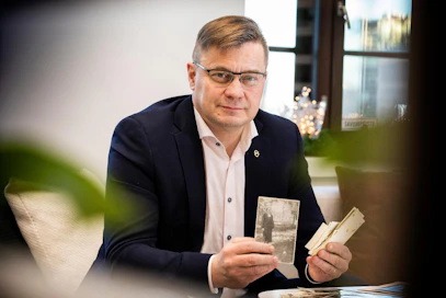 Vanhasta valokuvasta saattaa vielä nykyisinkin putkahtaa esiin aiemmin tuntemattomia näkymiä ja yhteyksiä karjalaiseen historiaan, sanoo äitinsä synnyinseudun kuvaa esittelevä Pertti Hakanen.