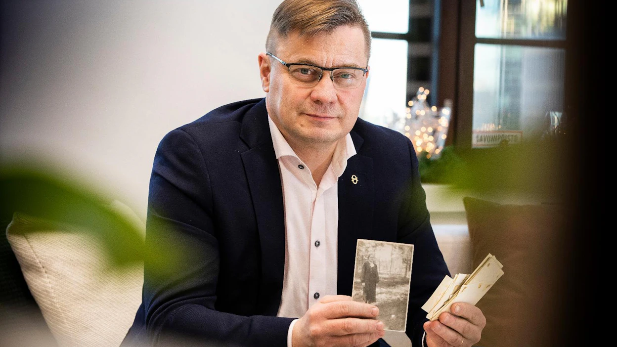 Vanhasta valokuvasta saattaa vielä nykyisinkin putkahtaa esiin aiemmin tuntemattomia näkymiä ja yhteyksiä karjalaiseen historiaan, sanoo äitinsä synnyinseudun kuvaa esittelevä Pertti Hakanen.