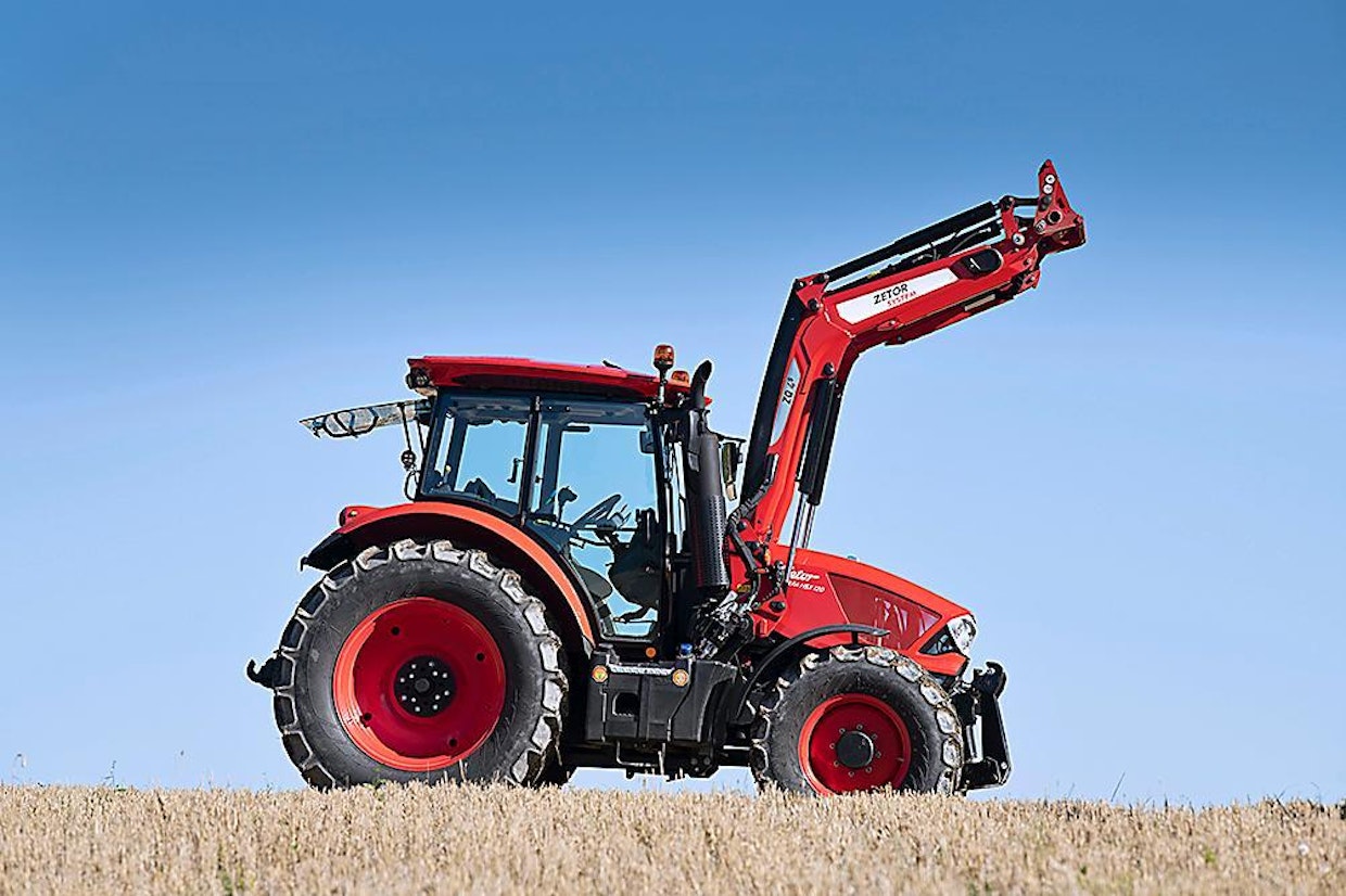 Zetor Forterra HSX 120: Zetorista on vaikea olla pitämättä, vaikka se saikin matalimmat pisteet useimmissa arvostelukohteissa. Perustraktori, joka ei yritäkään esittää muuta. Erityisen mielenkiintoiseksi Zetorin tekee sen hinta: testivarustuksessa 72 423 euron hinta on 28 336 euroa keskihintaa halvempi. Voimakkain nostolaite, helpoin ymmärtää.
