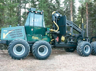 Kuormatraktorissakin on valmiudet monikäyttöön. Suomalais-/vientimalli on astetta jalostetumpi kuin Venäjän versio. 8-pyöräisen Pinox 818-kuormatraktorin vertailuhinta arvonlisäveroineen on 230 000 euron luokkaa. Painoa on 14 tonnia. 6-pyöräinen rinnakkaismalli on tonnia kevyempi ja 9 000 euroa halvempi. Molemmissa käytetään SisuDieselin 143 kW: n 66 CTA moottoria ja Logliftin 10 metristä F71 tai FT 100 kuormainta. Huomatkaa koneen lyhyt keulaylitys, joka ei töki maastossa.