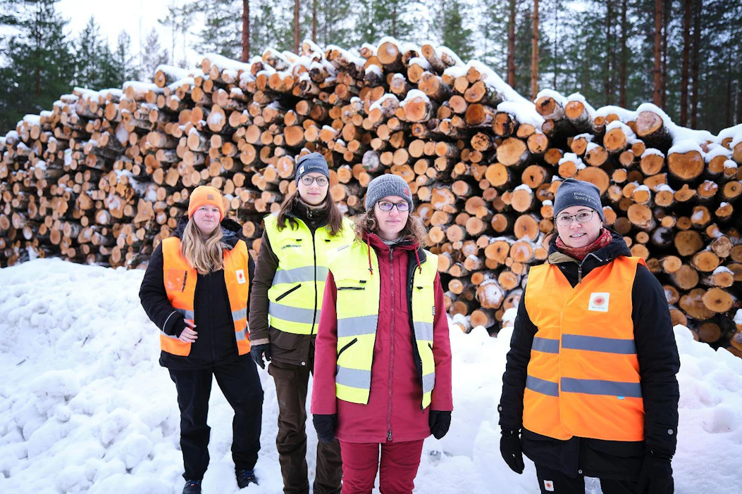 Naisten osuus kasvaa nopeaan tahtiin metsäalalla. Stora Enson työmaalla Laukaasssa korjuuketjun muodostivat Jyväskylän ostotiimin päällikkö Elina Hopponen, korjuuvastaava Noora Tuovinen, ostoasiantuntija Vilja Turppa ja kuljetuksista vastaava Marja Kolari.