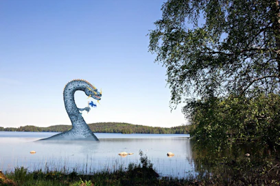 Onko tässä kuvassa Kalevalasta tuttu Iku-Turso? Teoksen mukaan se lupasi Väinämöiselle olla enää pelottelematta ihmisiä eikä sitä ole nähty sen koomin.  Mikä tragedia Suomen turismille! Suomalaisella järvihirviöllä on asuinpaikan suhteen valinnanvaraa, sillä yli viiden aarin järviä on yhteensä 187 888.
