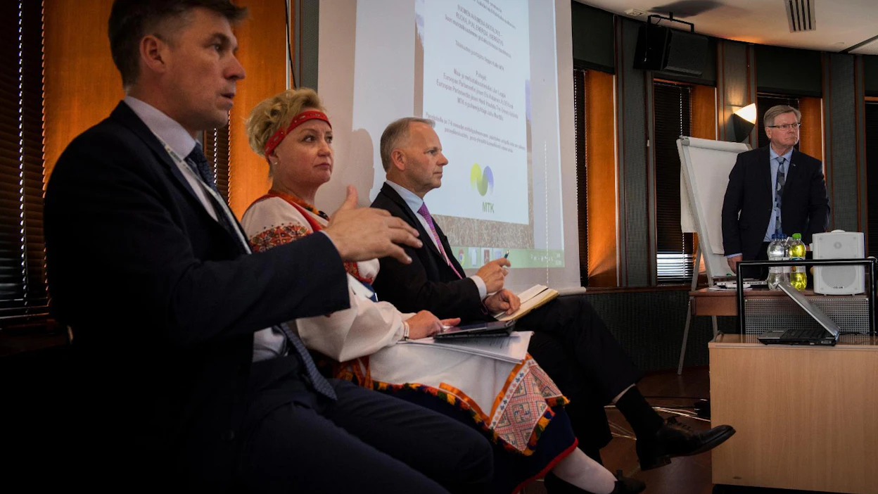 MTK:n puheenjohtaja Juha Marttila (kuvassa etualalla), europarlamentaarikko Elsi Katainen (kesk.), maatalousministeri Jari Leppä (kesk.) ja MTK:n kansainvälisten asioiden johtaja Seppo Kallio pureutuivat biotalouden polttaviin kysymyksiin biotalousseminaarissa, joka järjestettiin keskustan puoluekokouksen oheistapahtumana perjantaina.