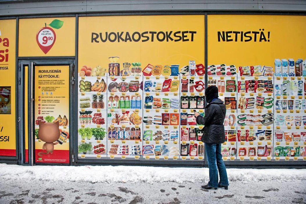 Sähköiset välineet tekevät Nielsenin mukaan vahvasti tuloaan ruokakauppaan. Alepa kokeilee seinää, jolta tilaukset voi näpytellä ohikulkiessa.