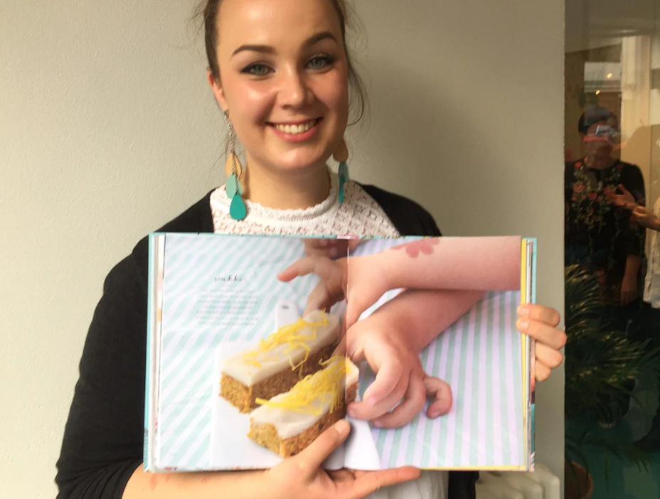 Hanna Stolt teki kirjan koko perheen herkuista. Raaka porkkanakakku maistuu makealta ilman lisättyä sokeria.