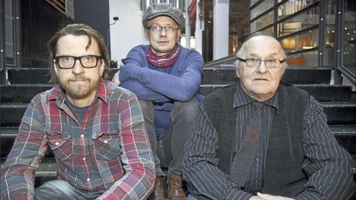 Laulu koti-ikävästä palkittiin Tampereen elokuvajuhlilla yleisö- ja Risto Jarva -palkinnolla. Siperiassa juhlivat poika Kai Latvalehto (vas.), ohjaaja Mika Ronkainen ja isä Tauno Latvalehto. Rami Marjamäki