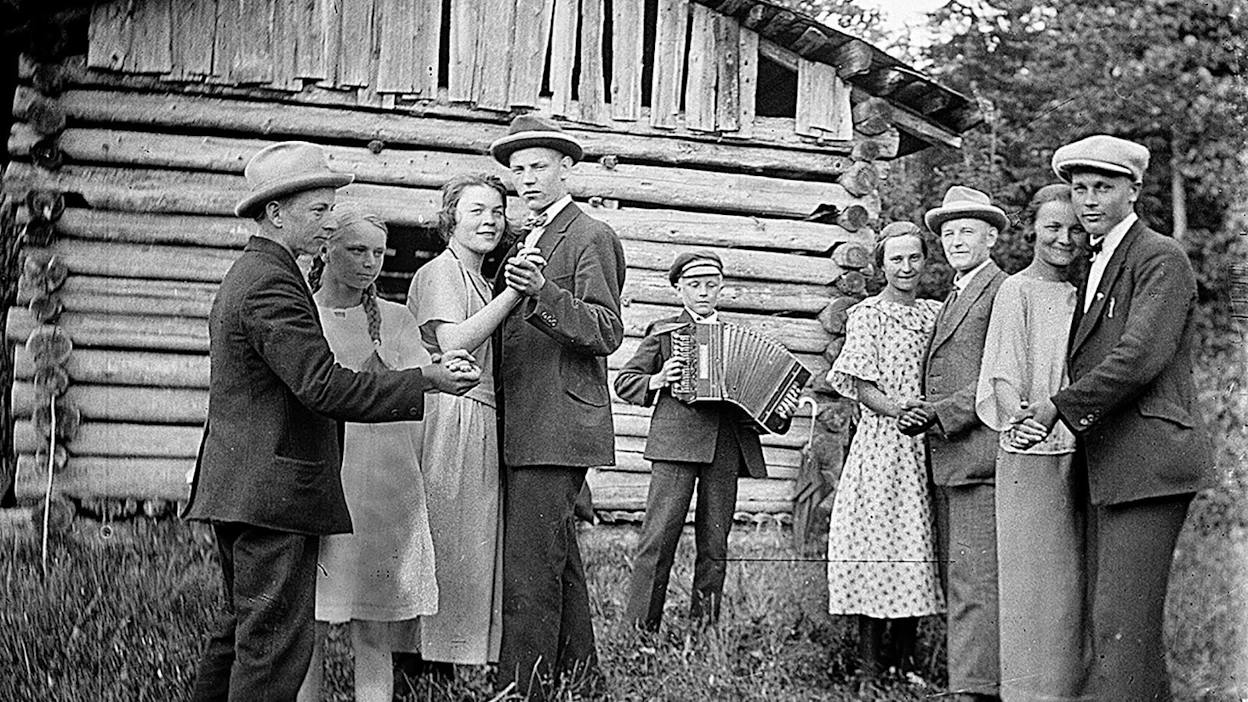 Vuonna 1939 alkanut Suomen tanssikielto oli maailman mittakaavassakin poikkeuksellinen. "Tanssi oli ainut viihteen muoto, mikä lopulta kiellettiin. Elokuvia sai näyttää sota-aikanakin", kertoo Seija-Leena Nevala. Kuvassa koivistonkyläläisiä tanssimassa hanurin säestyksellä Mäkelän metsässä vuonna 1920.