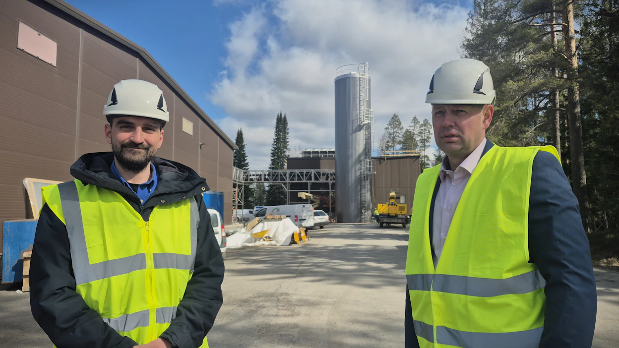 Johtaja Niklas Keski-Kasari ja tuotantopäällikkö Marko Viitala taustallaan juuri valmistuva pesu- ja käyttöhyödykekeskus.