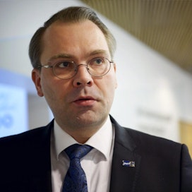 Puolustusministeri Jussi Niinistö mielii jatkaa puolueensa puheenjohtajistossa.