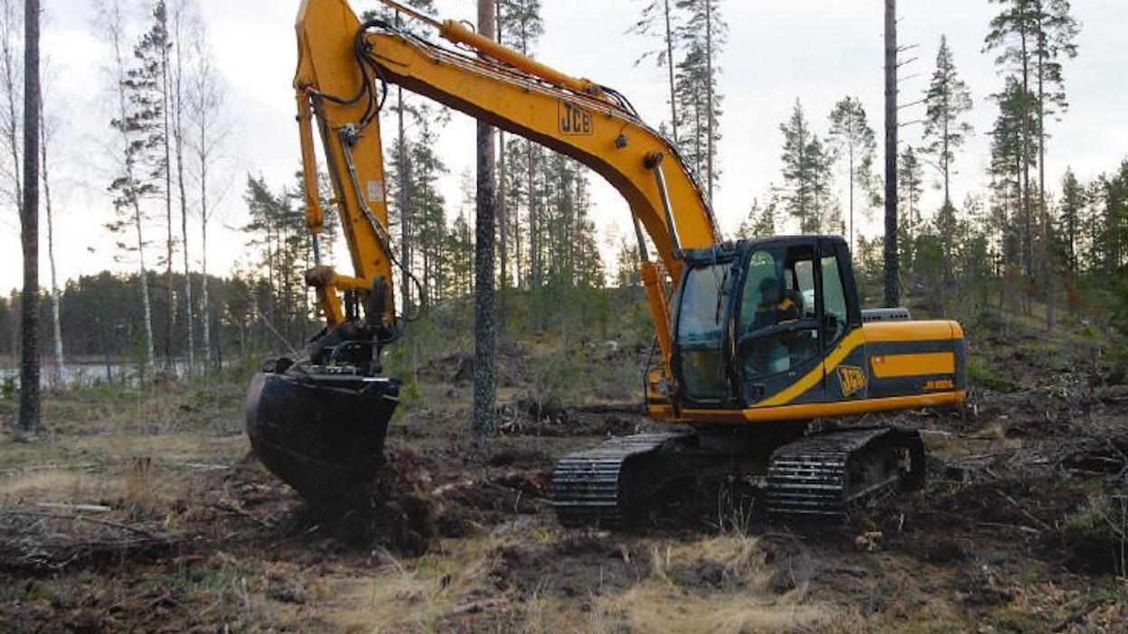 Ari Tikan kone laikuttaa männikön siemenpuualuetta. Laikutuslaite ja kauhayhdistelmän suunnittelu lähti liikkeelle, kun työmailla joutui kuljettamaan kahta eri lisälaitetta mukana. Pienillä kohteilla aikaa meni turhan paljon varusteiden siirtoon ja asentamiseen.