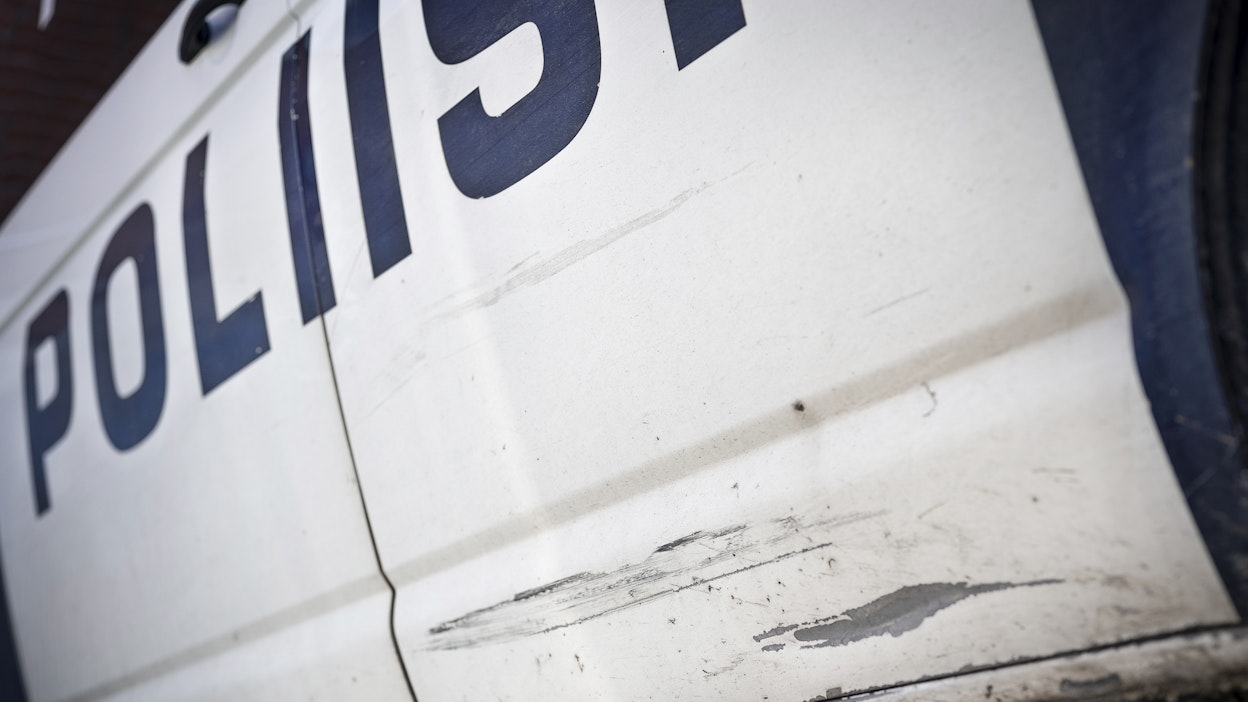 Paikalla on useita poliisin yksiköitä. Kuvituskuva.