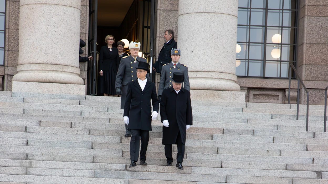 Alexander Stubbista tuli Suomen tasavallan presidentti perjantaina 1.3.2024. Hänen rinnallaan eduskuntatalon rappusia laskeutuu väistynyt presidentti Sauli Niinistö. Presidenttejä seuraavat puolustusvoimien pian väistyvä komentaja Timo Kivinen ja Niinistön adjutanttina toiminut Tino Savolainen.