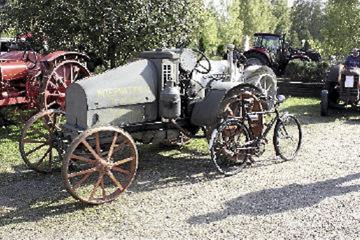 Vuosina 1917–22 tehty Junior 8-16 oli Internationalin ensimmäinen kevyempi traktorimalli. 16-hevosvoimaisen ja 4-sylinterisen traktorin valmistuksessa hyödynnettiin runsaasti IH-kuorma-auton osia. Juniorin lisävarusteisiin kuulunut voimanottoakseli oli lajissaan ensimmäinen koko maailmassa. International Harvesterin tuotevalikoima oli hyvin monipuolinen, esimerkkinä Juniorin takapyörään nojaava polkupyörä. (Riihimäki)