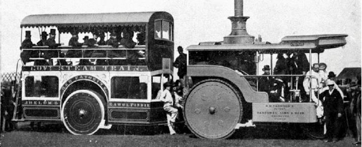 Thomson-steamerin maatalous- ja luultavasti myös rahtimallit liikkuivat nopeimmillaan 5 kilometrin tuntinopeudella, mutta tämä onnikka-versio meni rivakimmillaan yli kolmea kymppiä. Ensimmäinen muutaman kilometrin mittainen ”bussi-vuoro” alkoi liikkua Edinburghin ja Leithin välillä, mutta Thomson-steamerilla heitettiin koemielessä keikkaa myös Edinburghista Ipswichiin, jonne oli matkaa yli 500 km. Intiaan viedyt koneet tekivät vielä pitempiä reissuja. Matkustajapaikkoja oli tiukkaan ahdettuna 65.