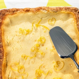 Sitruunatorttu on leivottu vaihteeksi suorakaiteen muotoiseen vuokaan. Sen voi paistaa myös pyöreässä vuoassa.