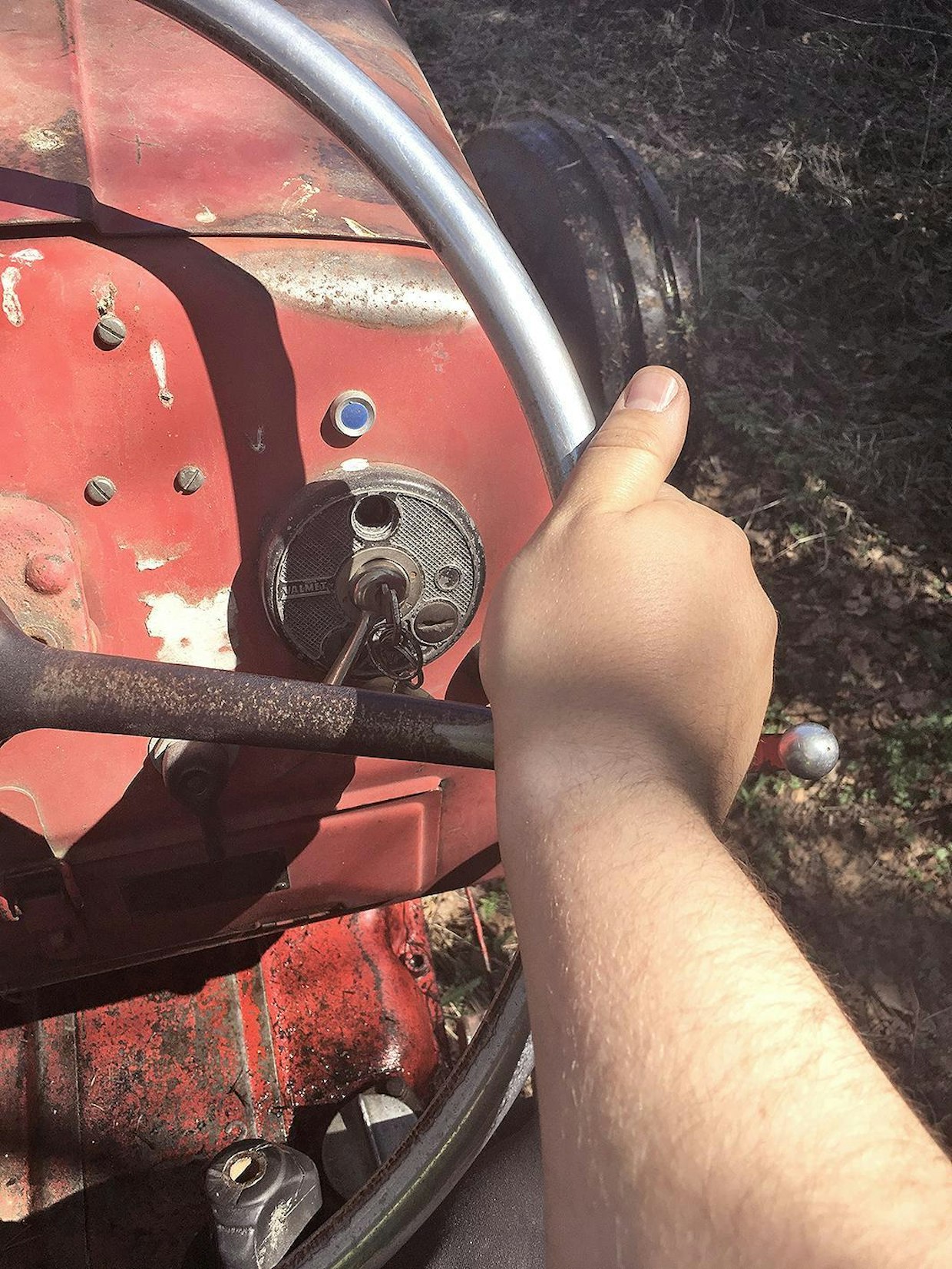 Muista peukalo! Tehostamattomalla ohjauksella varustella traktorilla ajaessa peukku on syytä pitää kehän ulkopuolella.