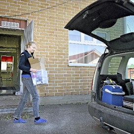 Kärsämäen kunnalliseläinlääkärin kesäsijainen Aino Wainio pakkaa tarvikkeita autoon. Esko Keski-Vähälä