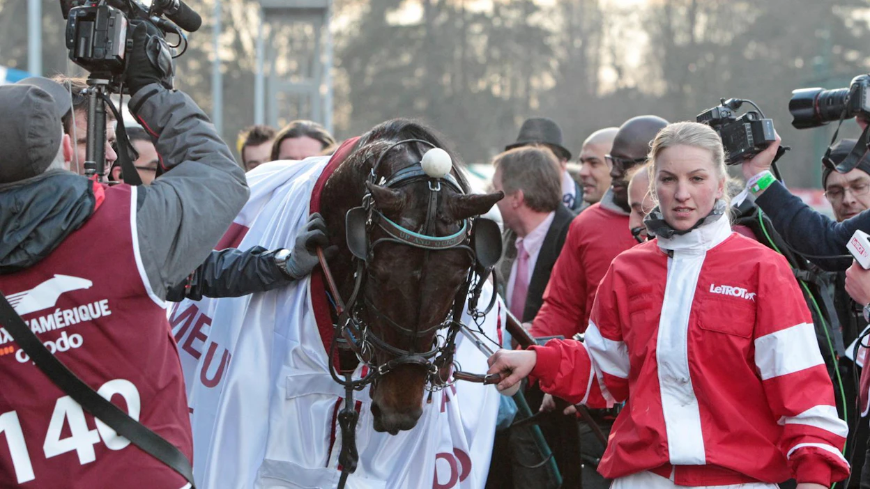 Jenni Sorjonen Up and Quickin kanssa Prix d´Amerique-voittohulinan keskellä vuonna 2015.