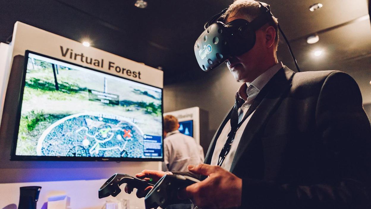 Virtuaalitodellisuudesta on moneksi. Tässä sitä käytetään metsän havainnollistamiseen.