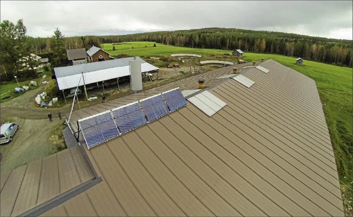 Eteläahon navetan katolla on neljä aurinkokeräinyksikköä, yhteensä 120 tyhjiöputkea. Sami Karppinen