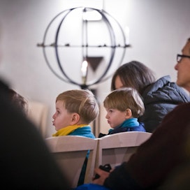 Aarne ja Väinö Tamminen istuivat eturivissä, kun Marian kappelissa vietettiin valon juhlaa joulun alla.