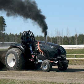 Super farmin 3500 -kiloisissa ajava Ville Pitkämäki luottaa Yön Timoon. Koneen maalaus ei jätä arvailujen sijaa sille, mistä päin traktori on kotoisin.