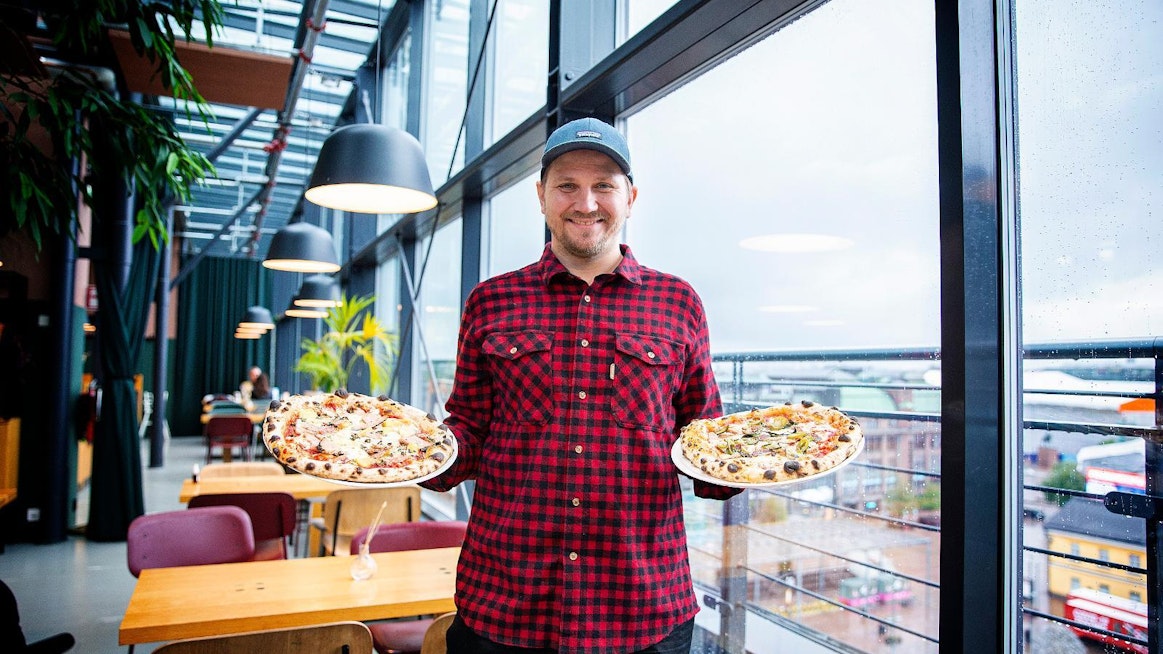 Markus Hurskaisesta on hauskaa luoda sesonkipizzoja. Syksyn pizzassa maistuu metsä: hirvenliha ja sienet.