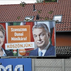 Köszönjük, kiiitämme! Oikeistopuolue Fideszin pääministeri Viktor Orbán (oik.) ja Monika Dunai kampanjoivat itselleen parlamenttipaikat huhtikuussa. Eija Mansikkamäki
