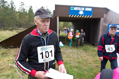 Ennen lähtöpaikkaa kilpailijoiden varusteet tarkastettiin, jotta käytössä ei ollut luvattomia apuvälineitä. Esimerkiksi kännykkää ei saanut ottaa mukaan. Veli Koskela Kymenlaaksosta odotti lähtövuoroaan.