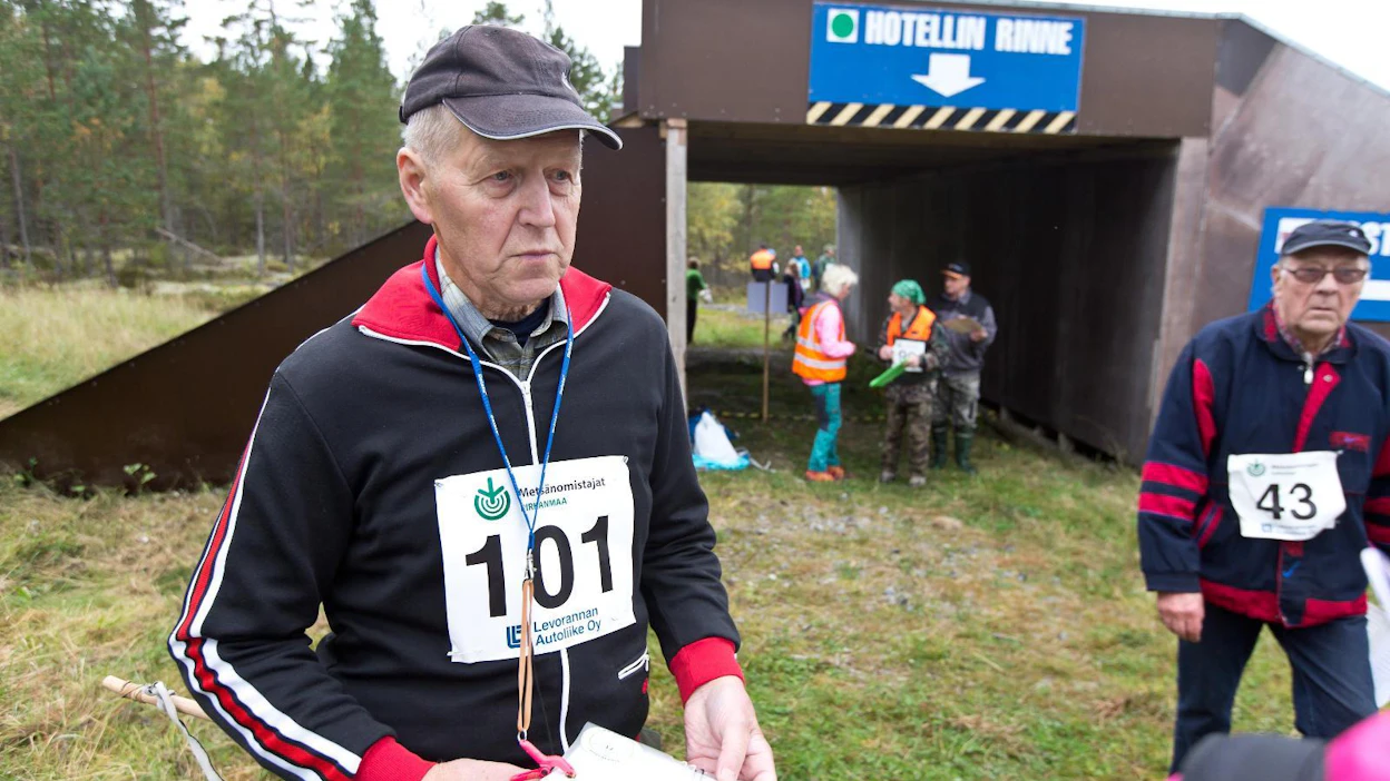 Ennen lähtöpaikkaa kilpailijoiden varusteet tarkastettiin, jotta käytössä ei ollut luvattomia apuvälineitä. Esimerkiksi kännykkää ei saanut ottaa mukaan. Veli Koskela Kymenlaaksosta odotti lähtövuoroaan.