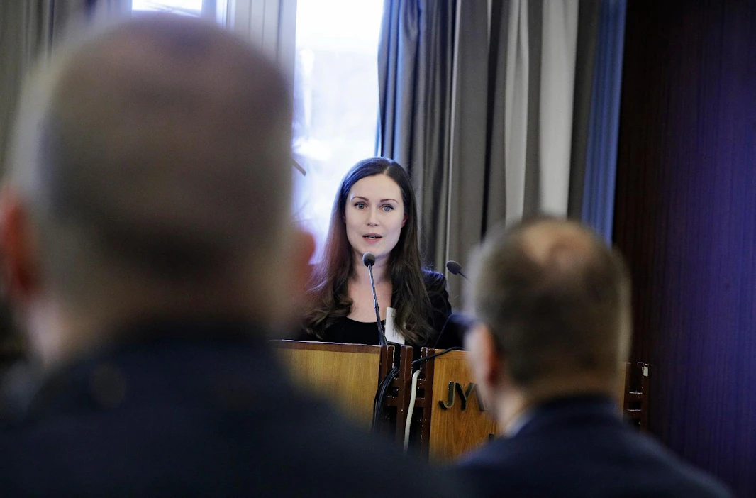 Arkistokuva. Pääministeri Sanna Marin (oik.) vieraili Ylen Ykkösaamussa toimittaja Seija Vaaherkummun haastateltavana.