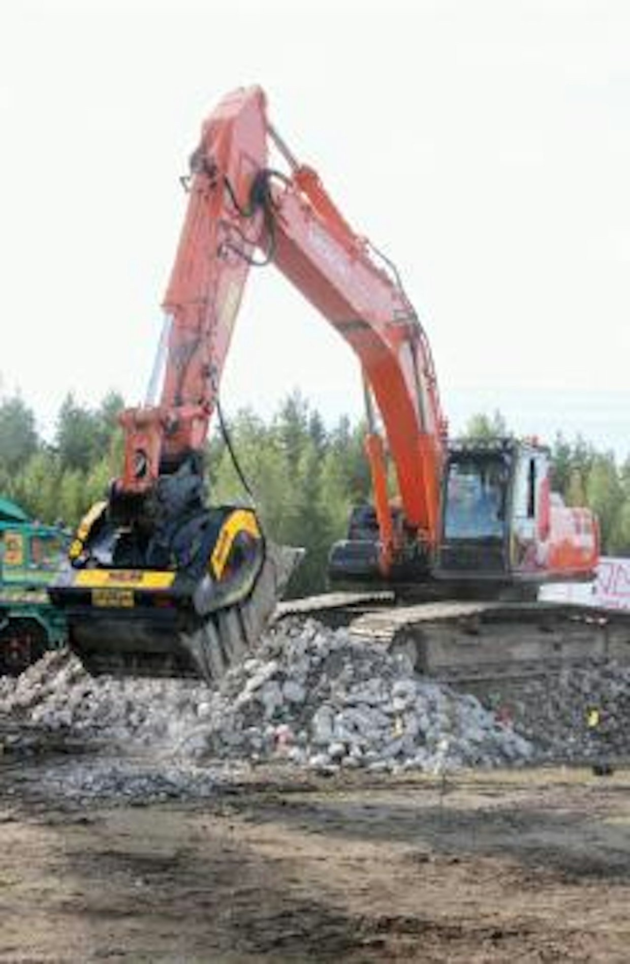 Kone Saksman Oy myy italialaisia MB murska- ja seulakauhoja. Valikoima käsittää viisi kauhaa yli 18 tonnisiin kaivukoneisiin. Kuvan leukamurska painaa liittimineen 5900 kg. Lisäksi voi hankkia akkuvirralla toimivan magneetin. Tuotto on käsiteltävästä materiaalista riippuen 45–65 tonnia tunnissa. (TR)