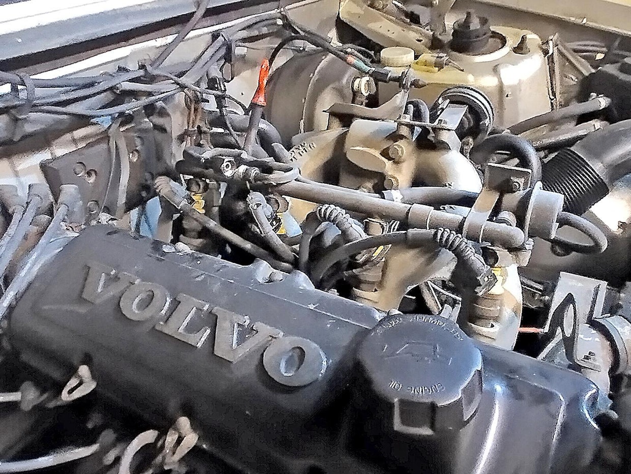 Kaikkein ensimmäiseksi on selvitettävä, mitä linjaa polttoaine tulee polttoainepumpulta moottorille. Kuvassa tuloletkun pää näkyy irrotettuna.