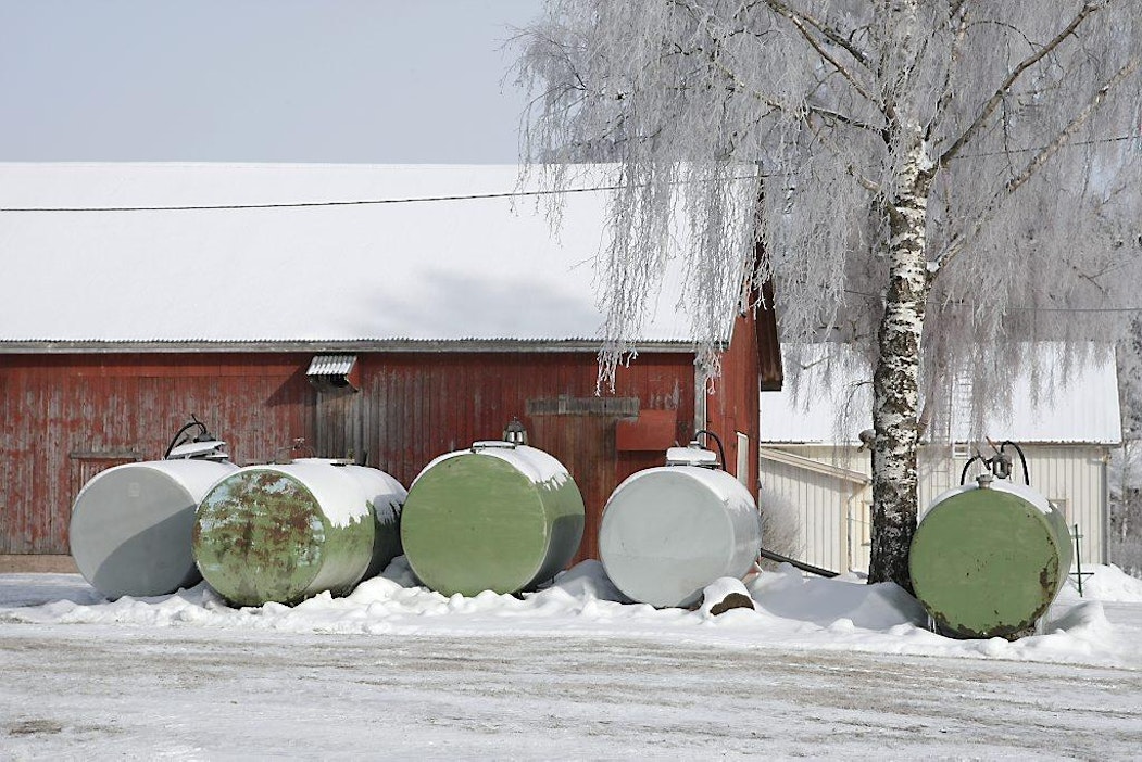 Maatila. säiliö, öljy, talvi.