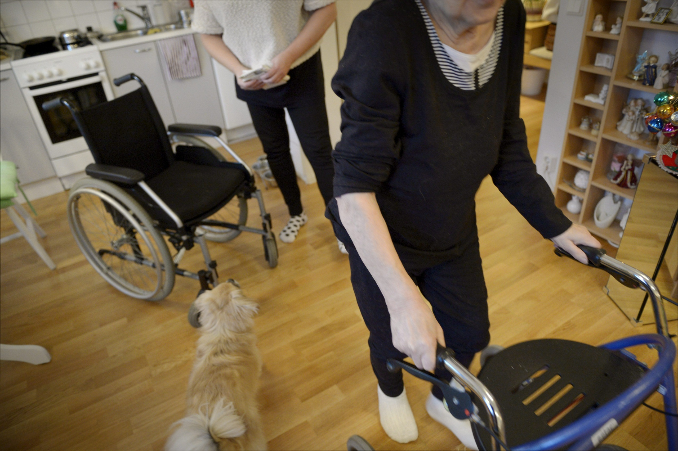  Omaishoidon tukea hakeneet ovat edelleen joutuneet odottamaan päätöstä tuesta yli puoli vuotta. Kuvituskuva. LEHTIKUVA / Antti Aimo-Koivisto. 