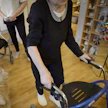 Omaishoidon tukea hakeneet ovat edelleen joutuneet odottamaan päätöstä tuesta yli puoli vuotta. Kuvituskuva. LEHTIKUVA / Antti Aimo-Koivisto.