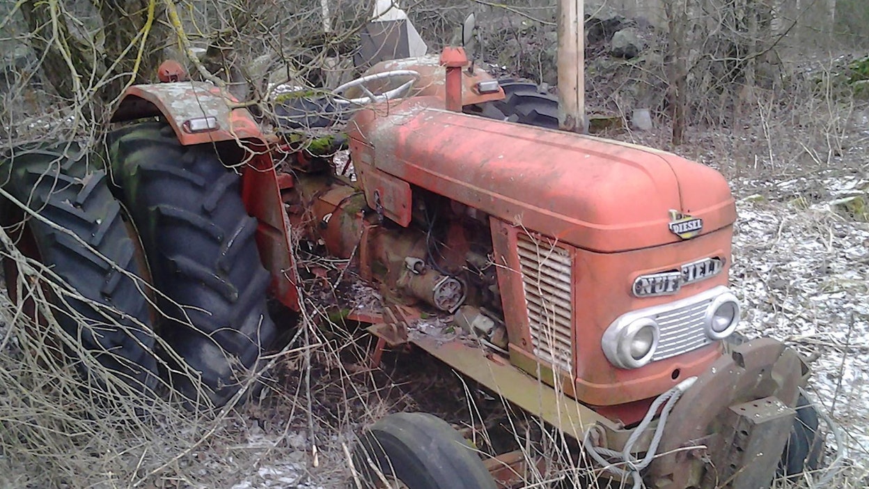 Nuffield oli ollut samoilla sijoillaan parikymmentä vuotta. Traktori oli uponnut jonkin matkaa maan sisään ja renkaat olivat repeytyneet irti sivuistaan.