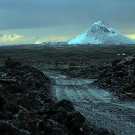 Maa on järissyt viime päivien aikana useasti Rekjanesin niemimaalla Islannin pääkaupungista Reykjavikista lounaaseen. Asiantuntijat ovat arvioineet, että mahdollinen tulivuorenpurkaus tapahtuisi Keilir-nimisen vuoren lähistöllä.