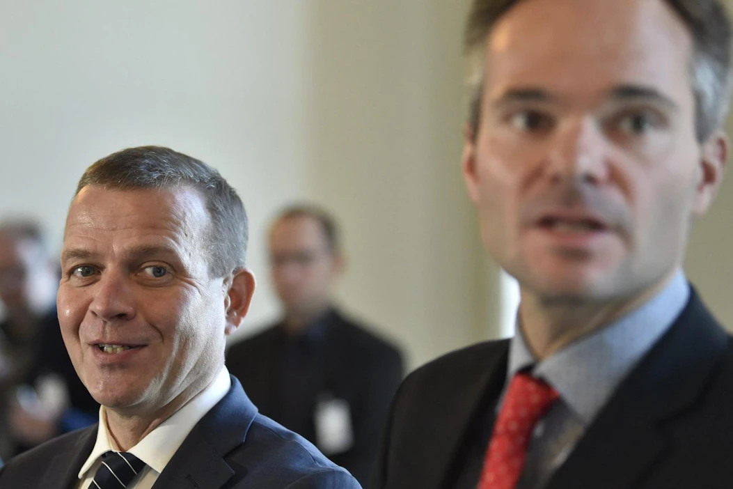 Kokoomus teki välikysymyksen yhdessä Liike Nytin kanssa. Kuvassa kokoomuksen puheenjohtaja Petteri Orpo (vas.) ja ja eduskuntaryhmän puheenjohtaja Kai Mykkänen.