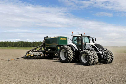 Multiva-Valtra-yhdistelmä parirenkain liikkuu kuin sukkasillaan.