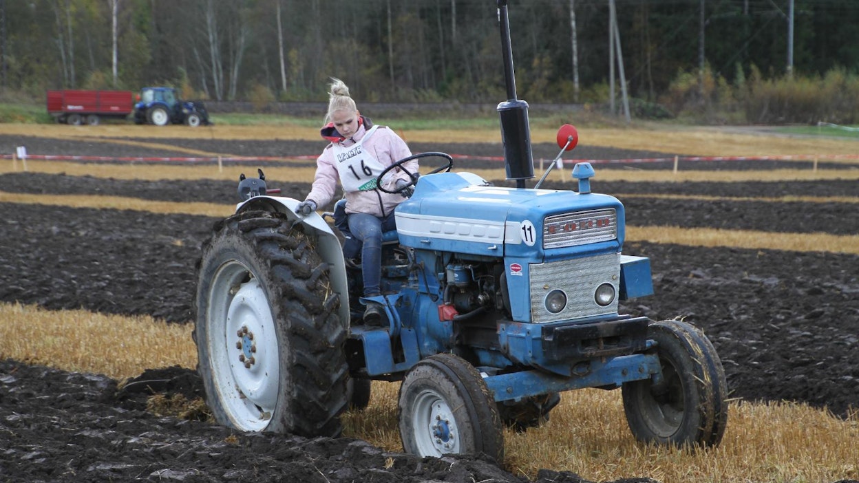 Vilhelmiina Kuusela Kouvolasta pärjäsi Ford 5000 -traktorin ja Fiskarsin auran yhdistelmällä nuorten sarjassa. Sijoitus hienosti toinen