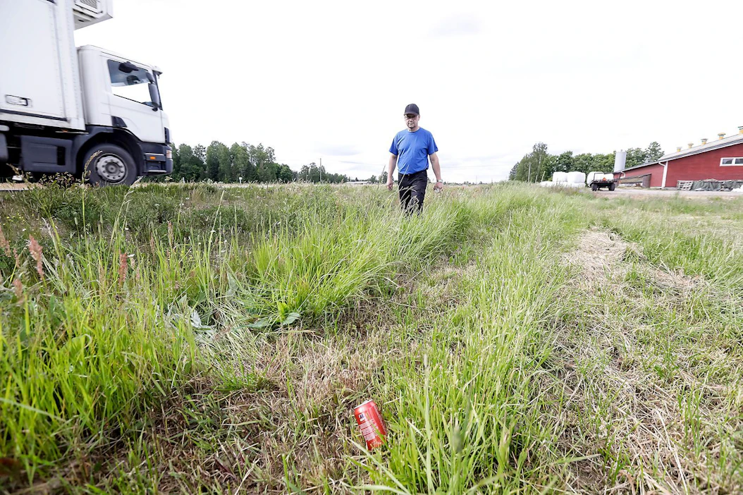 Karvialaisen Kalevi Ala-Korteen pelloista iso osa sijaitsee voimakkaasti liikennöidyn tien varressa. Tölkkejä ja pulloja löytyy tien läheisyydestä runsaasti.