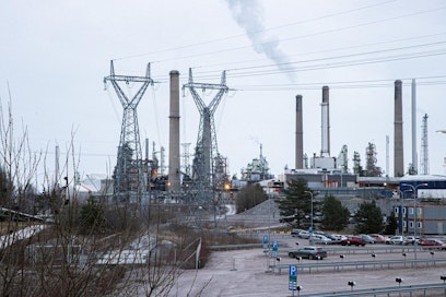 Suuryritysten liikevaihto laski viime vuonna. Kuvassa Nesteen jalostamo Porvoossa.